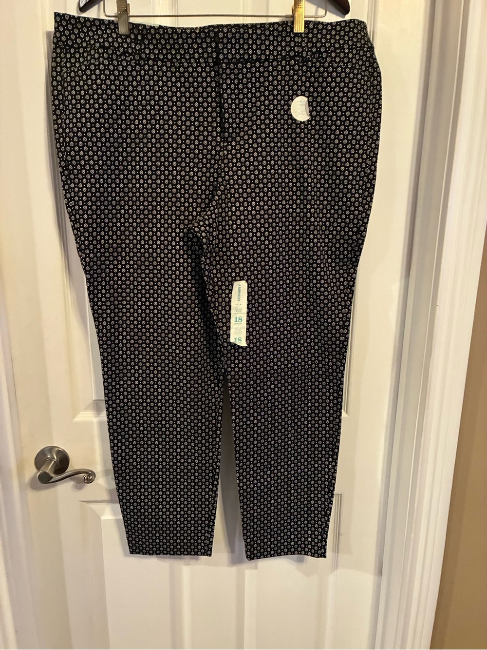 Old Navy Women's Plus Size 18 Black & White Floral Tapered Ankle Pants